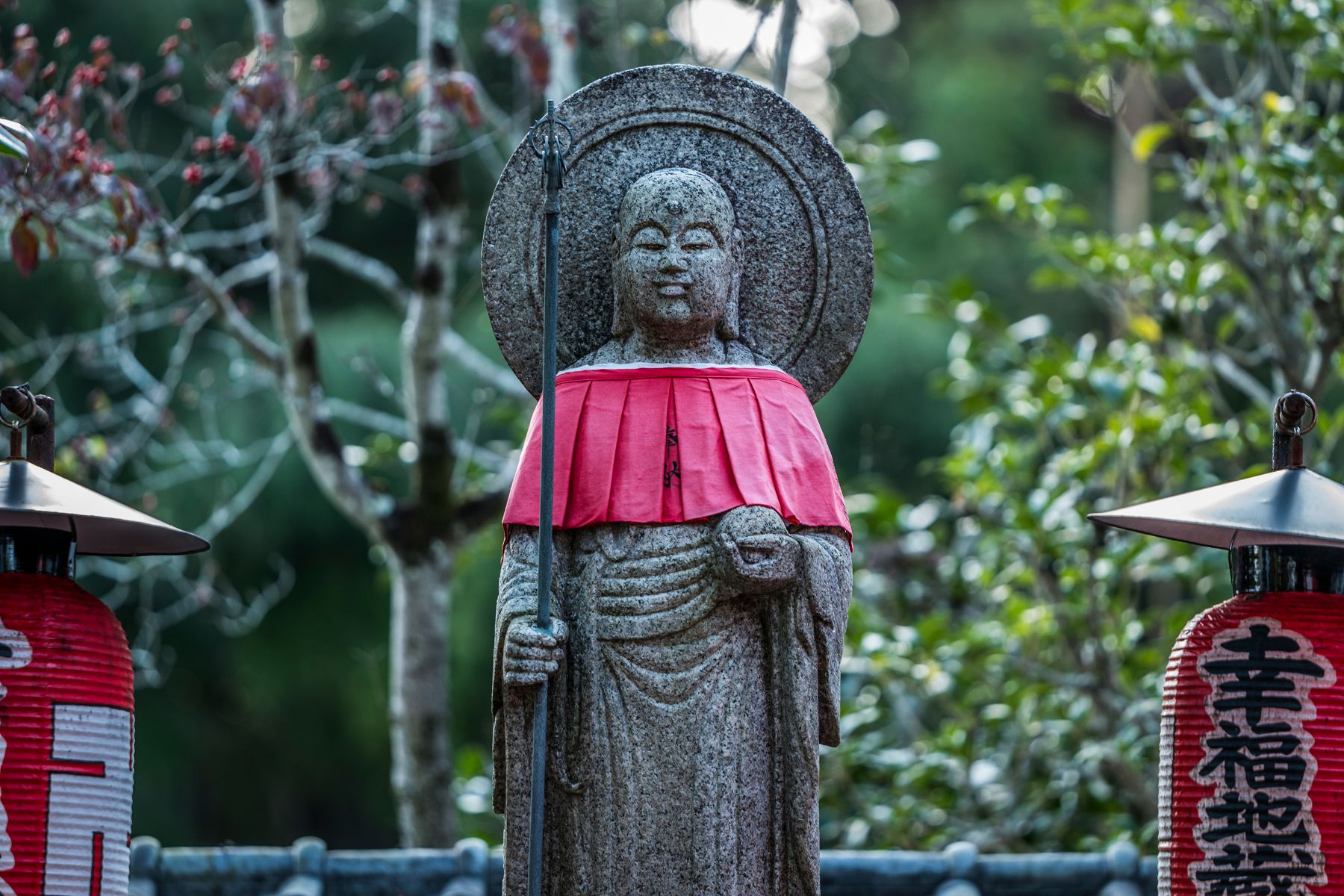 わらじを履いたお地蔵さん - 京都嵐山 鈴虫寺（妙徳山華厳寺）